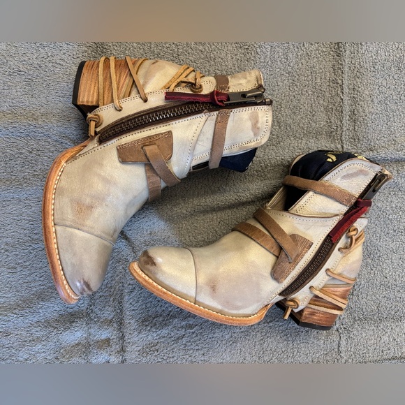 Freebird Crue Booties - Ice color
